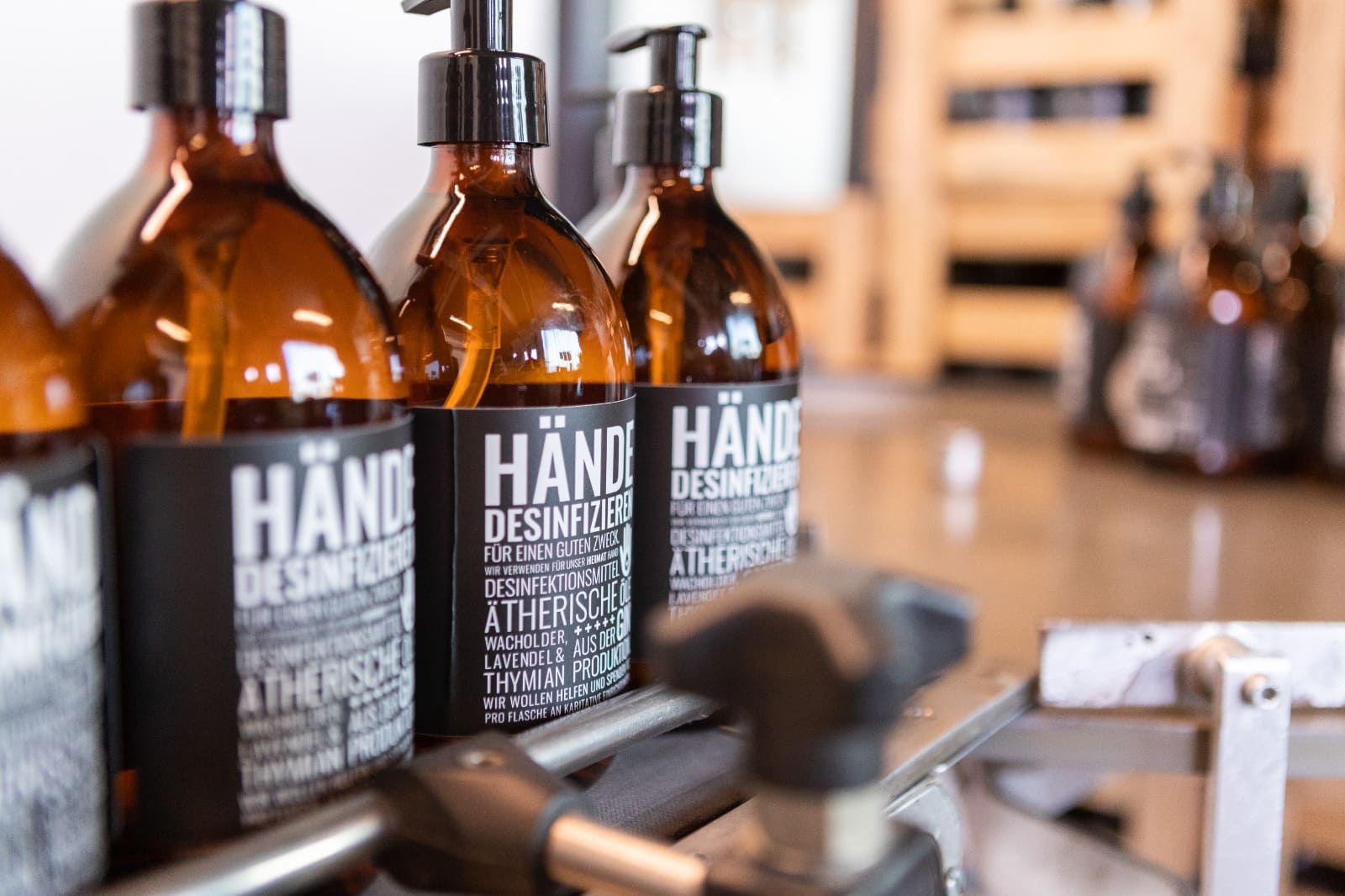 Karton mit sechs Flaschen je 500 ml original Händedesinfektionsmittel der HEIMAT Gin Manufaktur